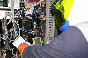 inżynierzy naprawiający tablicę rozdzielczą na miejscu 